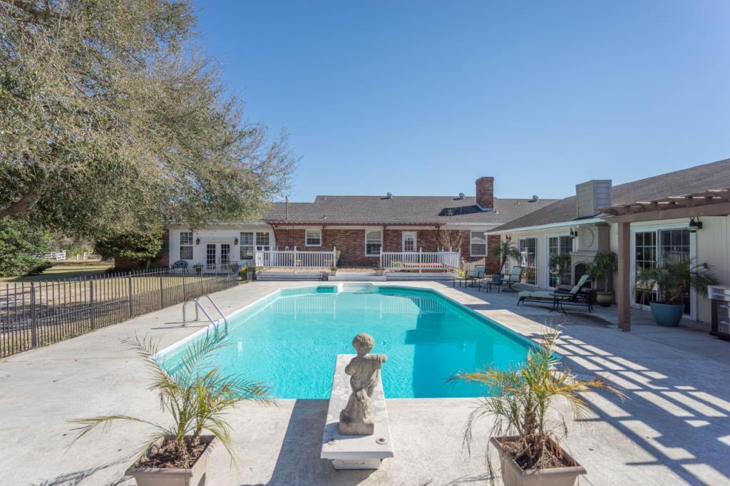 Mistletoe Farm Horse Bed and Breakfast Varnville, SC Inn for Sale