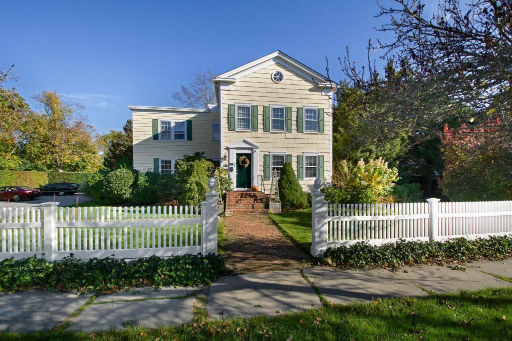 A Butler's Manor Southampton, NY Inn for Sale