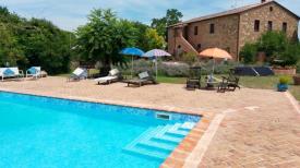 Turn-key Locanda delle Rose: Pool to house