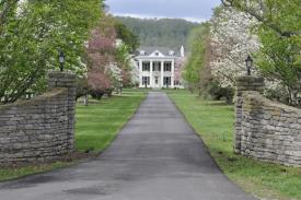 Riverside Inn Bed and Breakfast: Welcoming Exterior