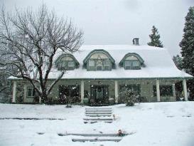 Shasta Starr Ranch Bed and Breakfast: Christmas view of main house