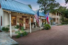 Hill Country Bed & Breakfast : Front Exterior of Beautiful Inn
