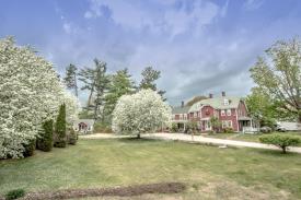 The Old Red Inn & Cottages: 
