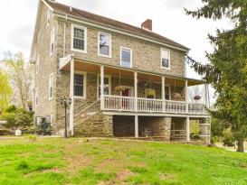 CABIN CREEK INN: Front View