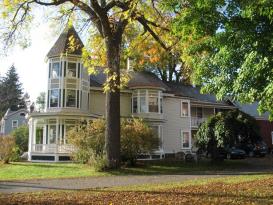 Hugging Bear Inn & Shoppe: Front/side view of Inn