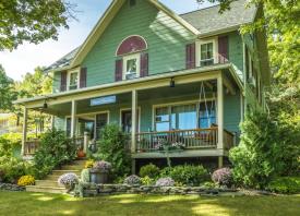 Moonshadow Bed & Breakfast: Front view