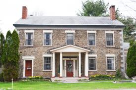 Olde Stone House Inn: Front Exterior