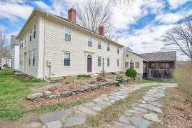 Former B&B 14 min from UCONN: 