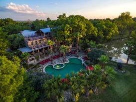 Moon River Ranch : 