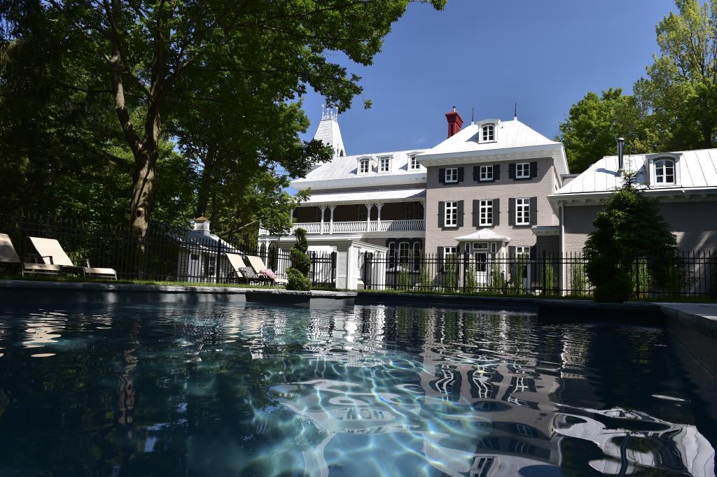 Manoir Maplewood Waterloo, QC Inn for Sale