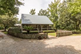Cajun Country Cottages Bed and Breakfast: Main House 3b/2b