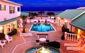 Island Cottage Oceanfront Boutique Inn: Evening Courtyard looking out towards the ocean