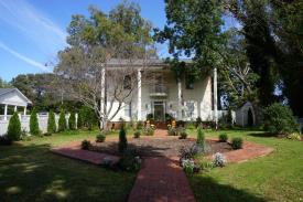 Historic Colonial B&B - Near TIEC: 