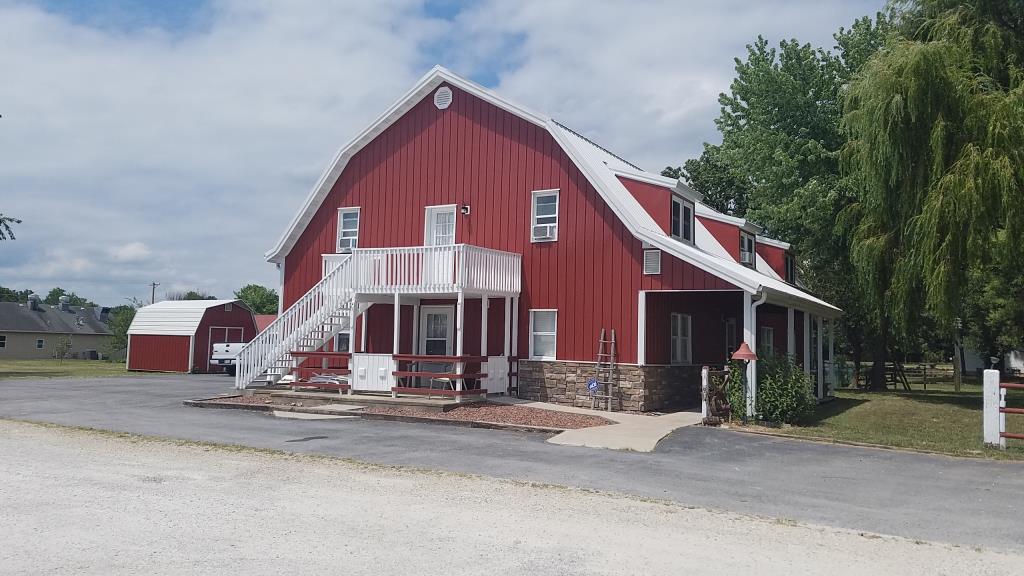 Big Red Barn Seymour, MO Inn for Sale