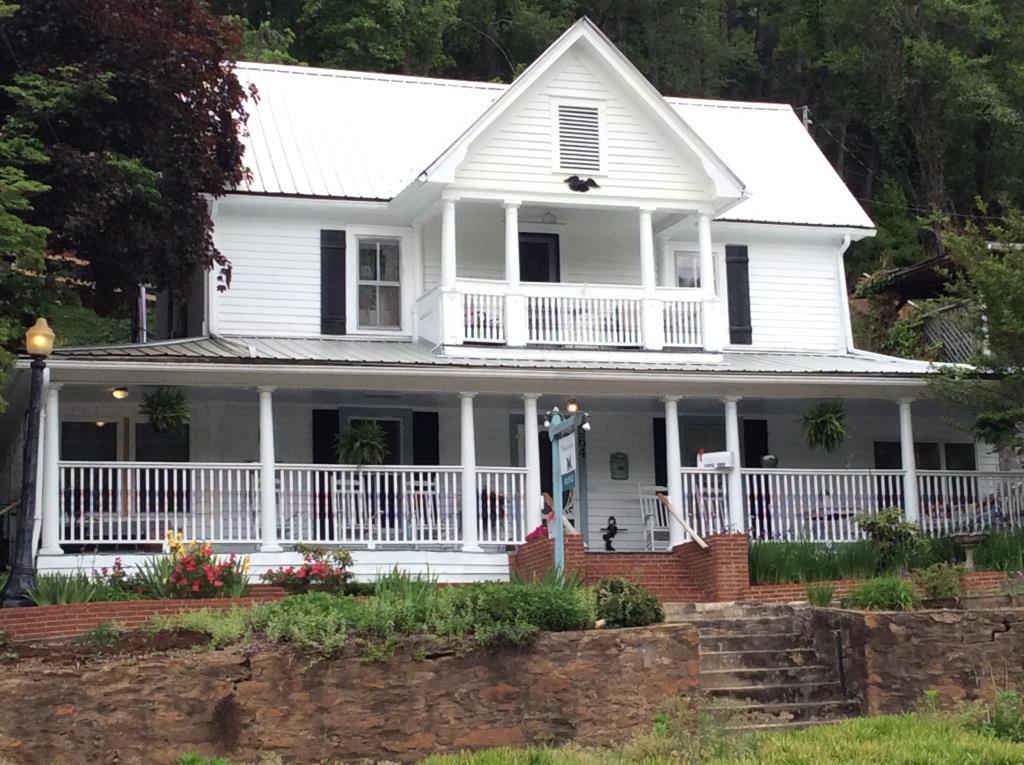 5 Bedroom 5 Bath Live Here Make Dillsboro, NC Inn for Sale