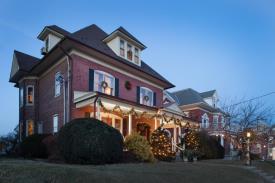 Harvest Moon B&B: Outside at Dusk