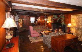The Nutmeg Inn: Great room 