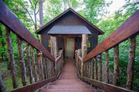 Eureka Springs Lodging: Oak Crest Chalet