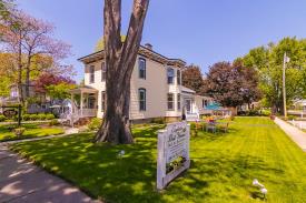 Captain Bell B & B : Bell House east side