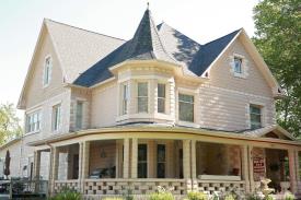 Large Victorian steps away from the Lake: 