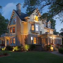 Honeybee Inn Bed and Breakfast : Inn at dusk