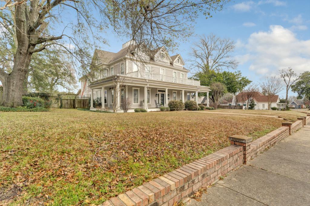 305 E Main St. Henderson, TX Inn for Sale