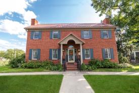 Yates House Bed and Breakfast: 305 Second St