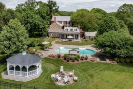 Twin Chimneys: Farm with barn and pool and 3 bedroom guest house
