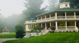 Hexagon House Bed & Breakfast: Exterior Summer