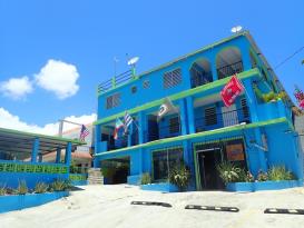 Vieques Guesthouse: Front of Guesthouse