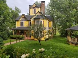 Victorian Farmhouse-would make great B&B: Victorian Farmhouse
