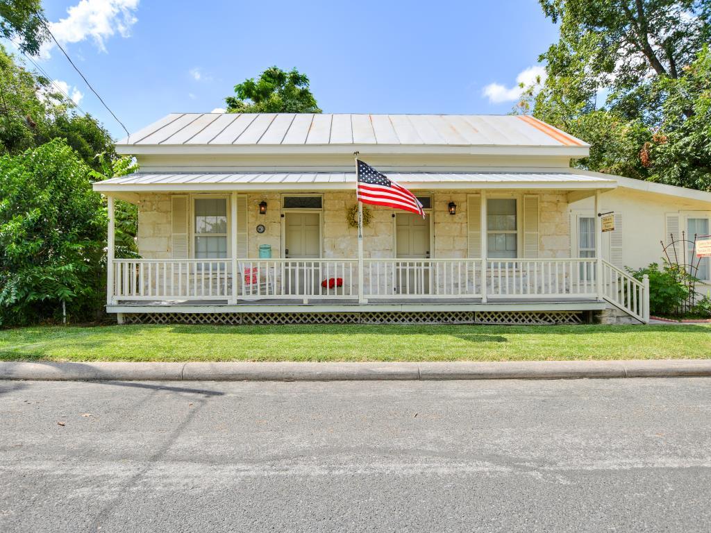 118 James St Boerne, TX Inn for Sale