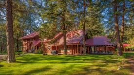 The Mazama Country Inn: Exterior of Inn