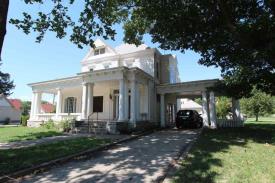 C.L Brown Mansion: Front of the house