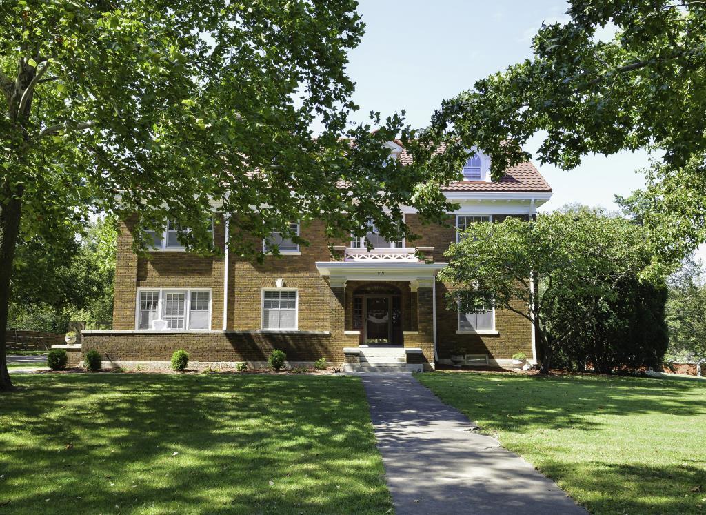The Wood Family Mansion Cottonwood Falls, KS Inn for Sale