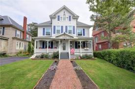 The Rose Petal Inn: Front view