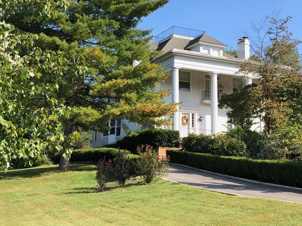 Historic Grant Place Mount Vernon, IL Inn for Sale