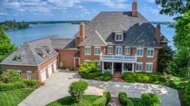 Cherry Lane Manor: Exterior 