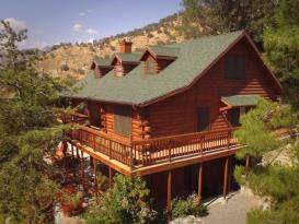 The Log House Lodge: The Log House Lodge Bed & Breakfast