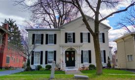 Moscow Nights Bed & Breakfast: London Townhouse Glamour Upstate NY