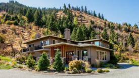Cascade Valley Inn Bed & Breakfast: Exterior of Inn