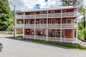 Dutch Flat Hotel: Front of hotel