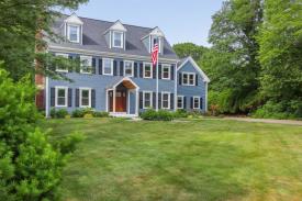 Above The Bay at Thornton Adams : Exterior Front
