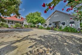 Heritage Sunday House: Front of B&B & Residence