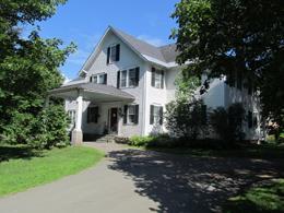 Upscale Bed & Breakfast Inn with Luxury Treehouse : 