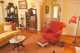 Tin Lizzie Inn: Parlor
