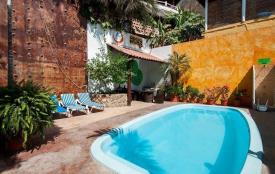 The Amazing Hostel: Pool and climbing wall