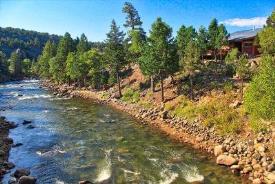 Mountain River Inn: Fabulous 500’ of Arkansas River Frontage