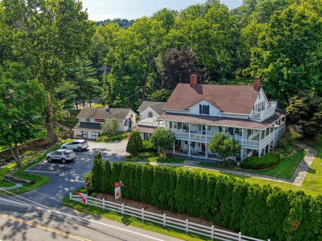 Apple Valley Inn Bed & Breakfast and VRBO Glenwood, NJ Inn for Sale