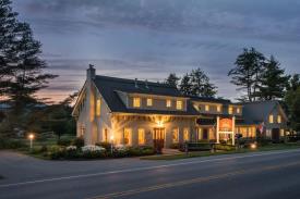 Stowe Vermont B&B for sale: Twilight Exterior of Stowe Inn for sale